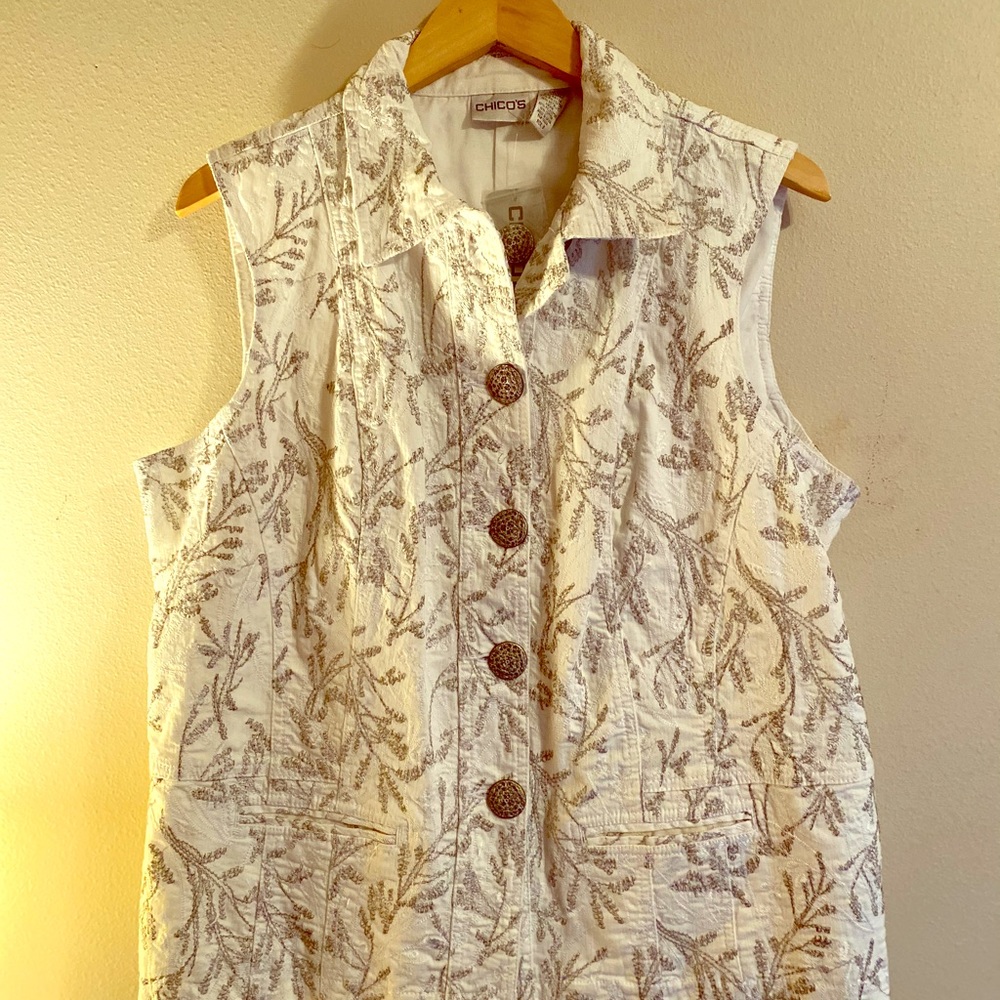 Beautiful NWT woman’s Chico’s vest